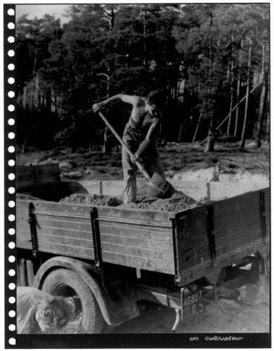 Pelletage de terre dans un camion de l’IPES de Saint-Maurice