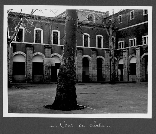 Cour du cloître de l’IPES d’Aniane