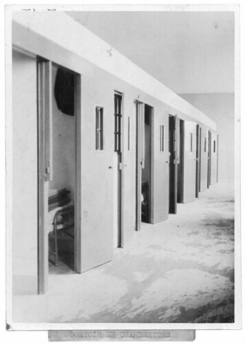 Couloir d’accès à des chambres de l’IPES de Saint-Jodard