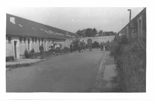 Hommes en uniforme à l’IPES de Belle-Ile-en-Mer