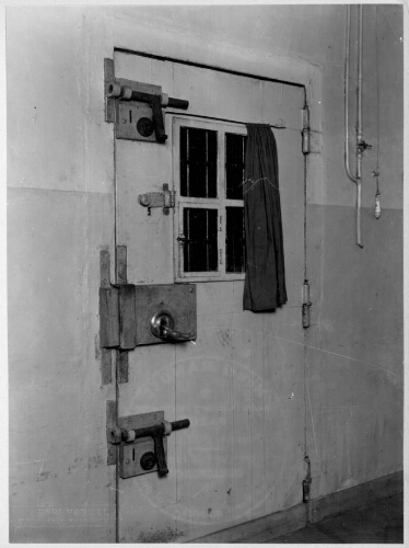 Porte d'une cellule de la prison de la Petite Roquette