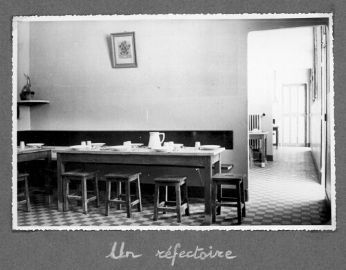 Table du réfectoire du centre d’observation de Marseille « Chutes-Lavie »