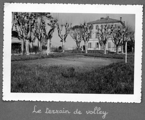 Terrain de volley-ball et de la bâtisse du centre d’observation de Marseille « Chutes-Lavie »