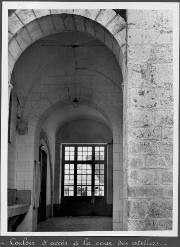 Couloir d'accès à la cour des ateliers de l’IPES d’Aniane