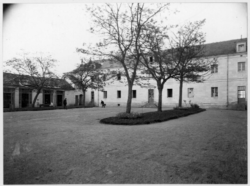 Cour et bâtiments de l'école de réforme de Saint-Hilaire
