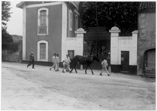 Déplacement de cheval devant l'entrée de la maison d'éducation surveillée d'Aniane