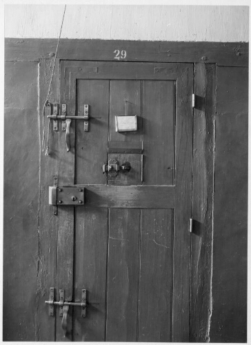 Porte d'une cellule du quartier cellulaire de la maison d'éducation surveillée de Saint-Maurice (2)