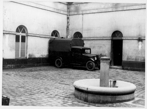 Véhicule et fontaine à la prison de la Petite Roquette
