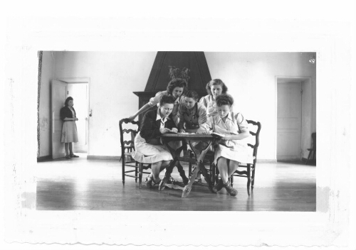 Jeunes filles autour d’une table à l’IPES de Brécourt