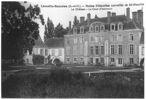Bâtiment et cour d’honneur de la maison d’éducation surveillée de Saint-Maurice
