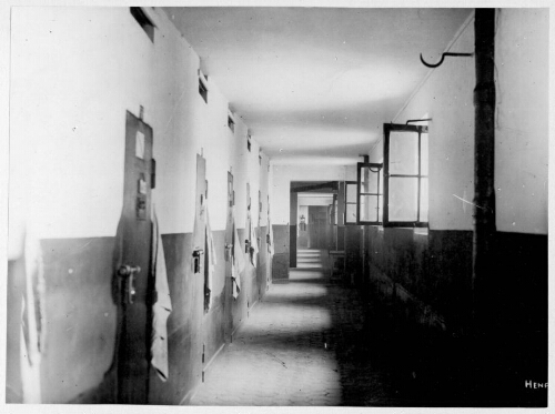 Couloir d'un bâtiment d'incarcération de la prison de la Petite Roquette