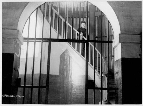 Gardien de la prison de la Petite Roquette dans une cage d'escalier