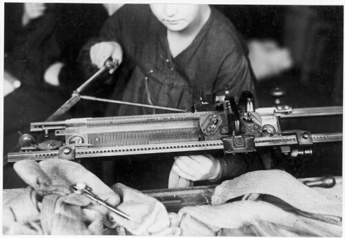 Machine à tricoter de l'atelier de couture de l'école de préservation de Clermont-de-l'Oise
