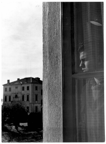 Pupille regardant par une fenêtre du centre d’observation de Marseille « Chutes-Lavie »