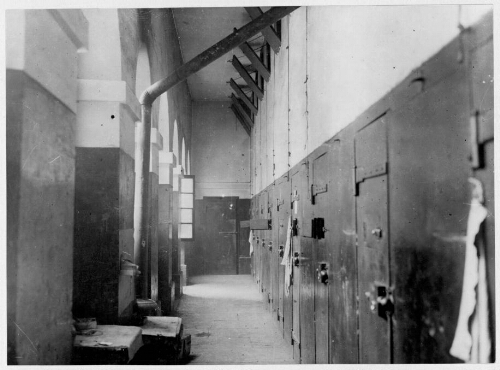 Couloir d'un bâtiment d'incarcération de la prison de la Petite Roquette