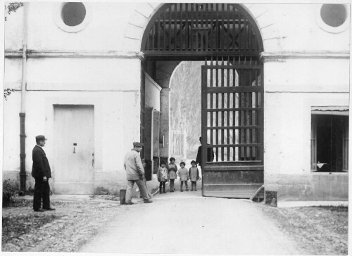 Jeunes enfants devant une grille de la maison d'éducation surveillée d'Eysses
